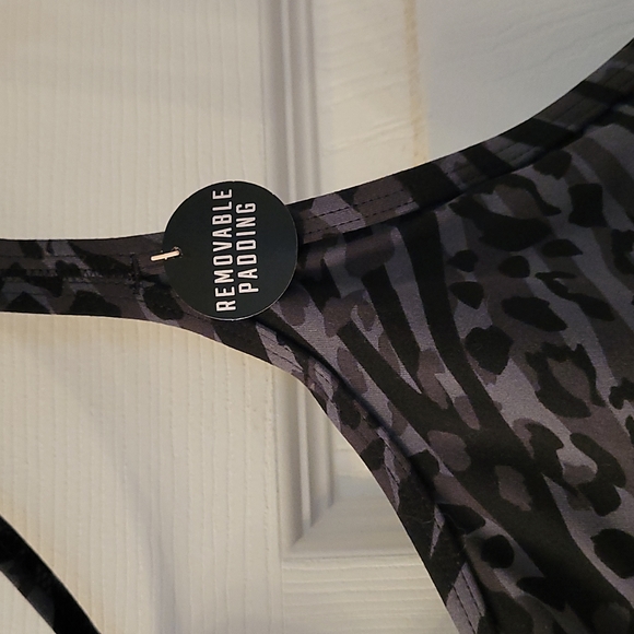 Women's Pink Victoria secret workout top - Picture 4 of 4